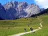 Wanderer-im-Tiroler-Karwendel-auf-dem-Weg-zum-Hohljoch.jpg